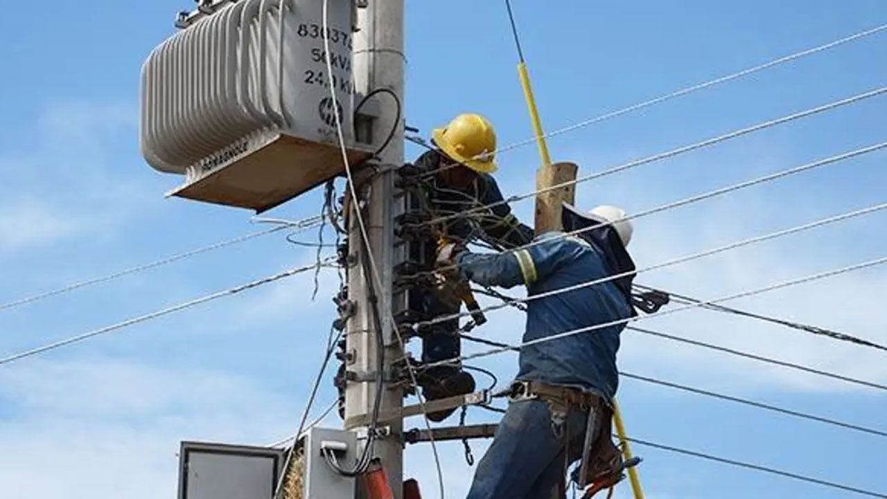 Gobierno evalúa postergar el cobro de luz y servicios básicos para mitigar efectos de los bloqueos