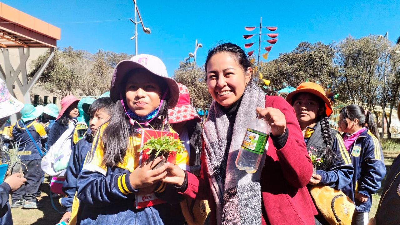 Estudiantes participan en jornada de educación ambiental en El Alto
