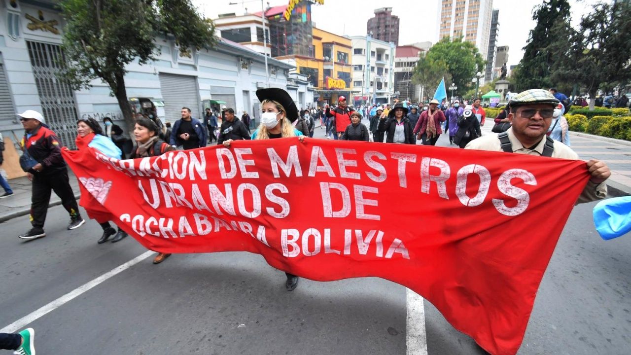 Maestros retoman movilizaciones y Gobierno advierte con descuentos