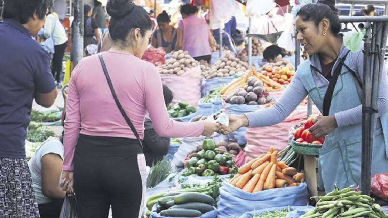 El 56% de los bolivianos cree que la situación económica del país empeoró en un año