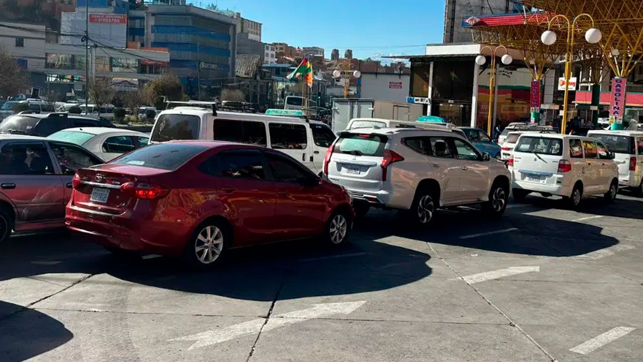 Choferes piden a YPFB cumplir su compromiso para eliminar las filas por combustible