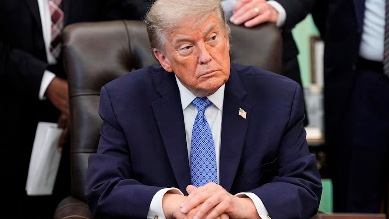 Trump endurece postura y amenaza con arancel del 100% global