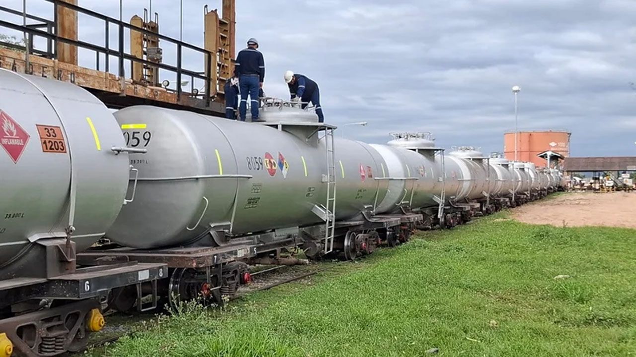 YPFB retoma el transporte ferroviario de combustibles