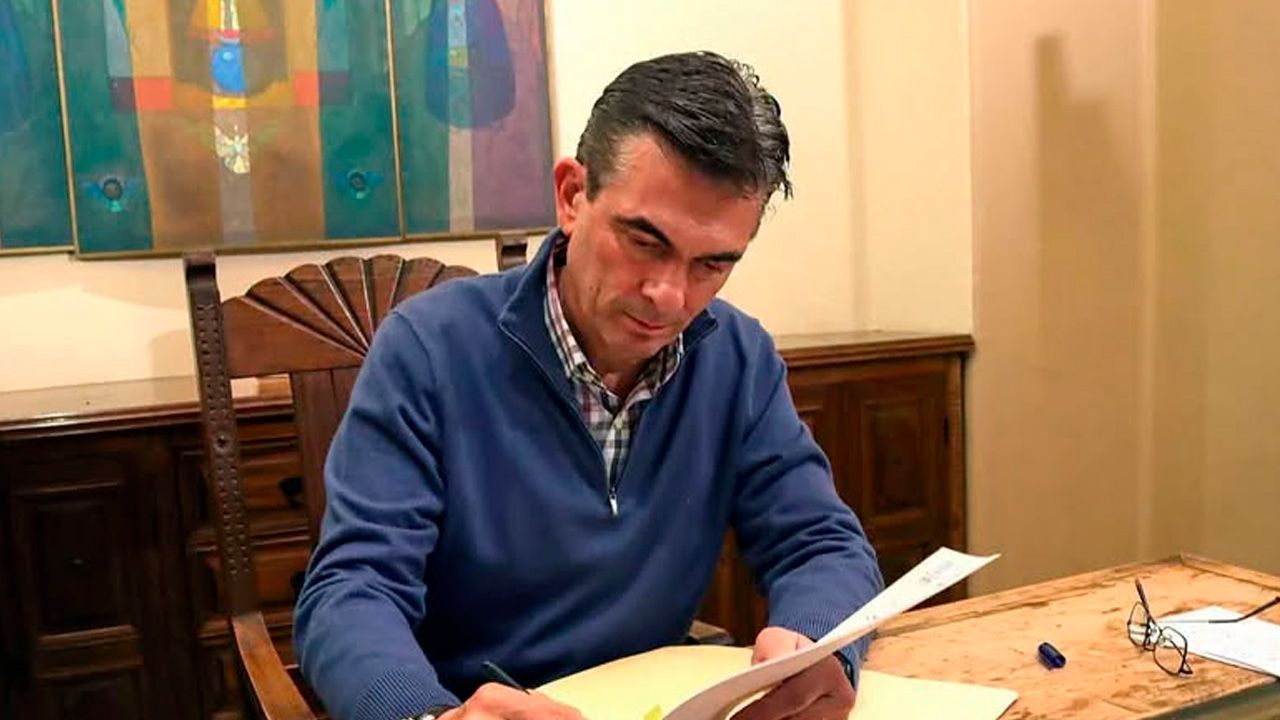 Rodrigo Paz promulga ley de crédito para proyectos viales