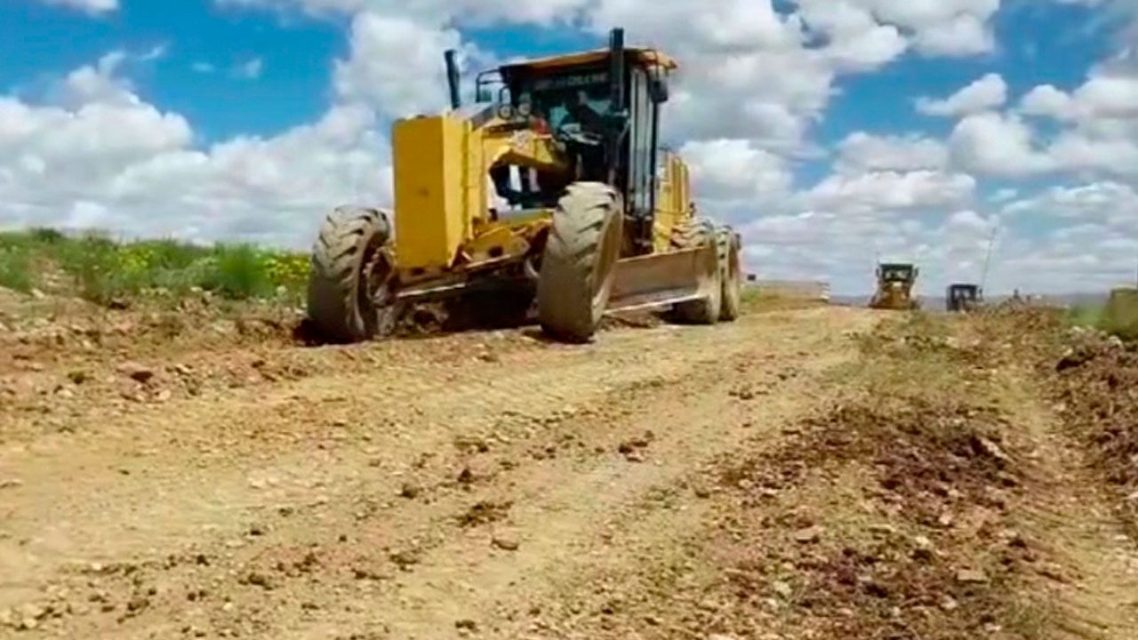 Realizan ripiado de calles y retiro de escombros en zonas del distrito 4 de el alto
