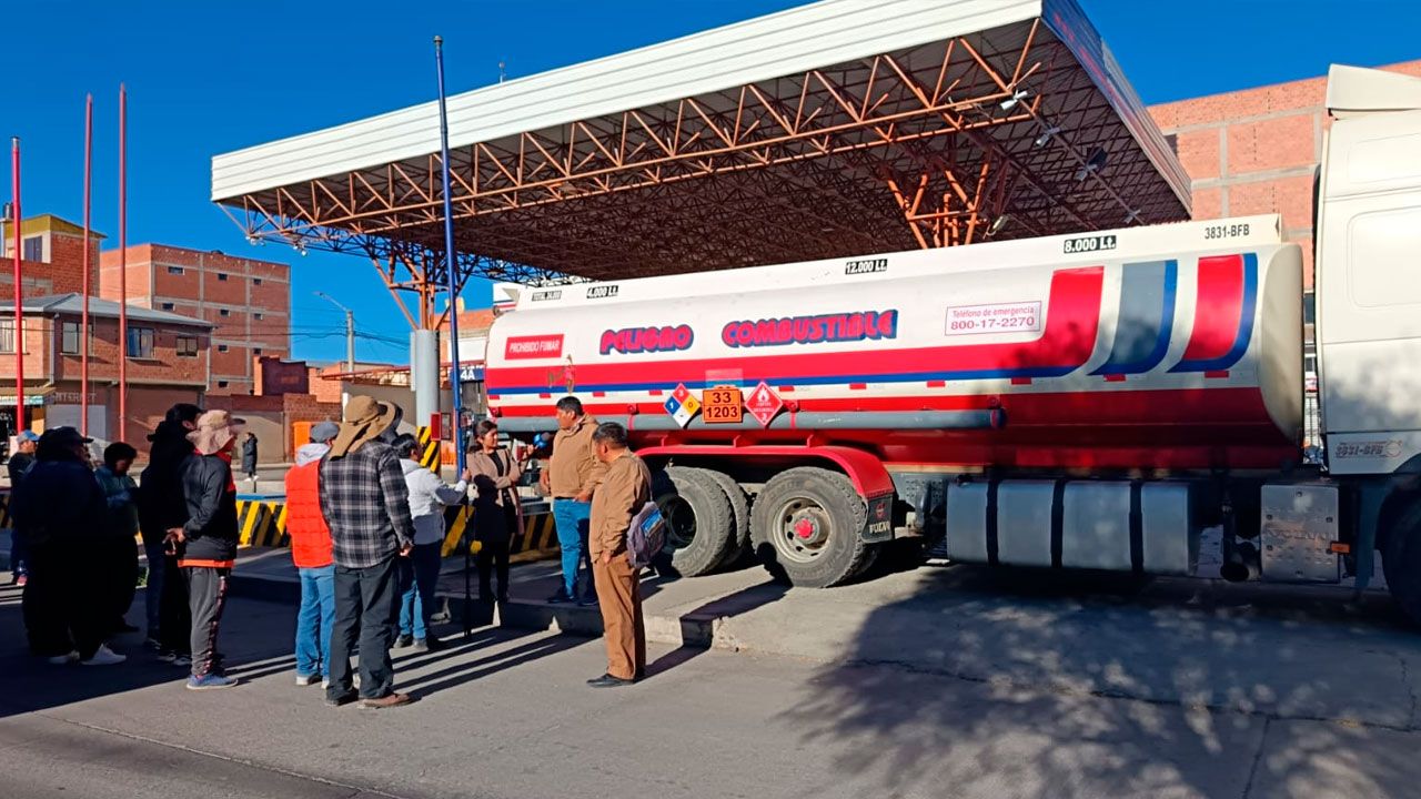 Chóferes del transporte pesado impiden descarga de diésel en dos surtidores de el alto