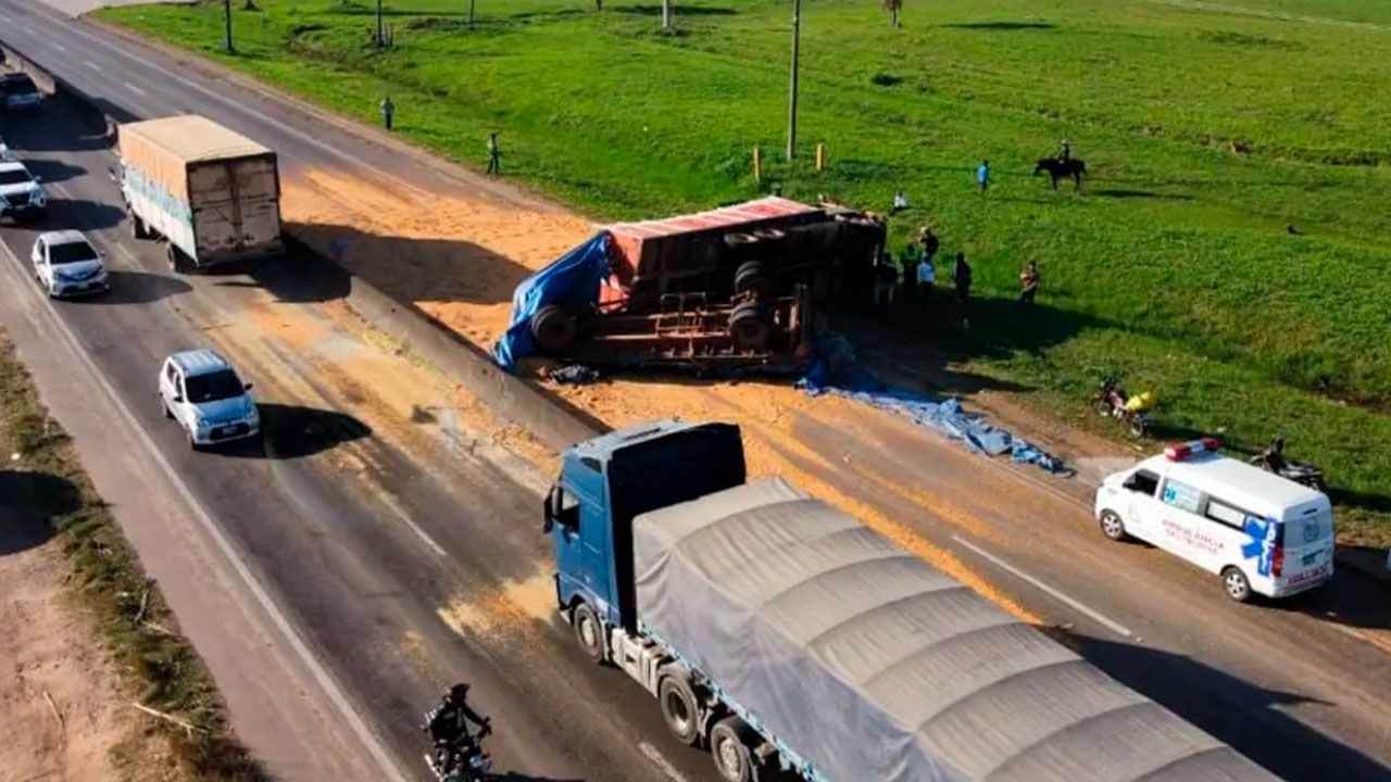 Camión con maíz vuelca en la vía Warnes - Montero