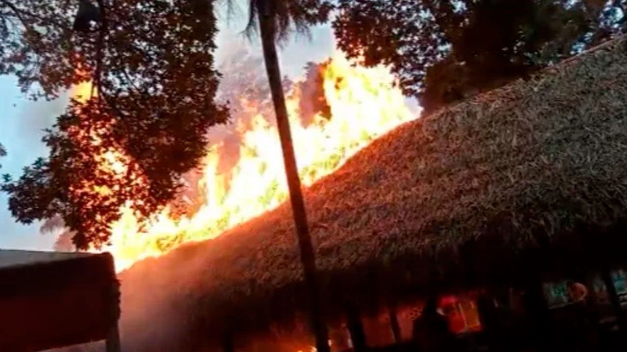Incendio de magnitud afecta un restaurante en el Urubó
