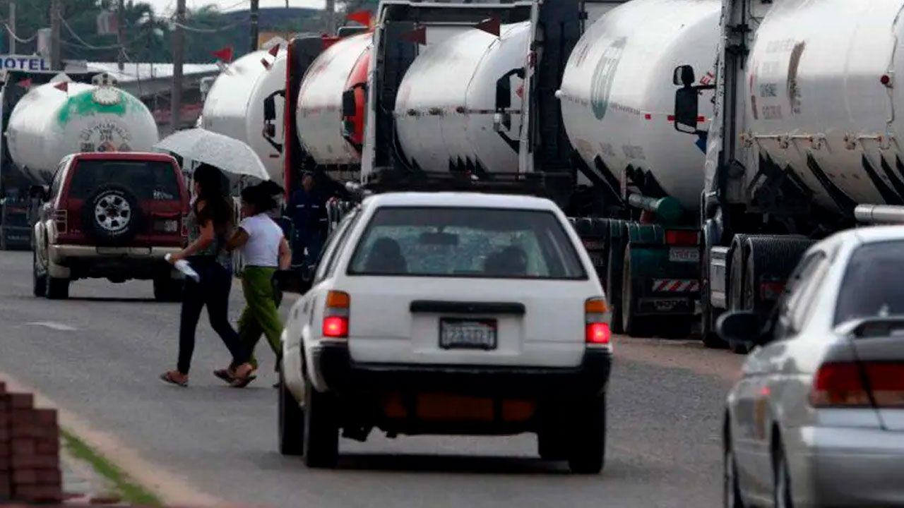 Gobierno autoriza a privados importar combustible y prohíbe mezclarlo con el de YPFB