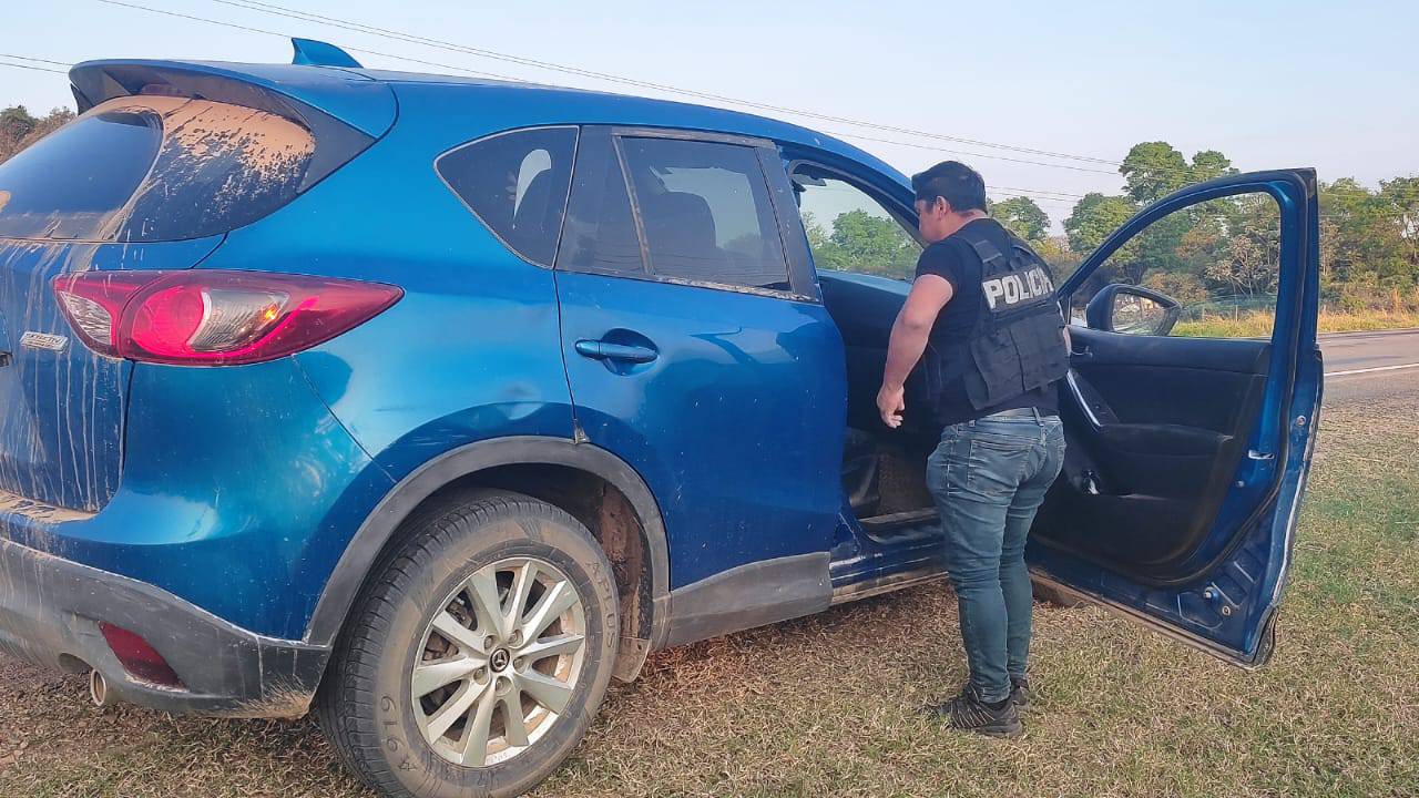 Policía Boliviana  recupera vagoneta robada en Chile