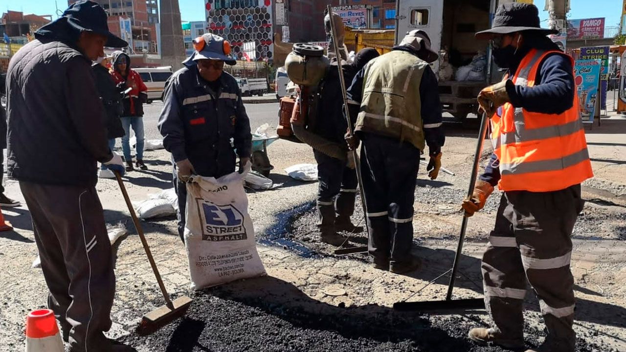 Reparan con asfalto frío los huecos de la avenida juan pablo II en el alto