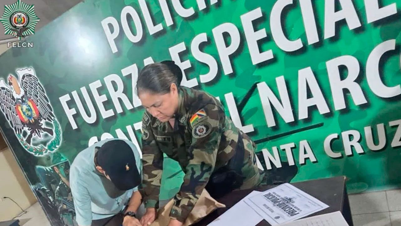 Piloto arrestado afirma que dinero hallado en avioneta pertenece a un tercero