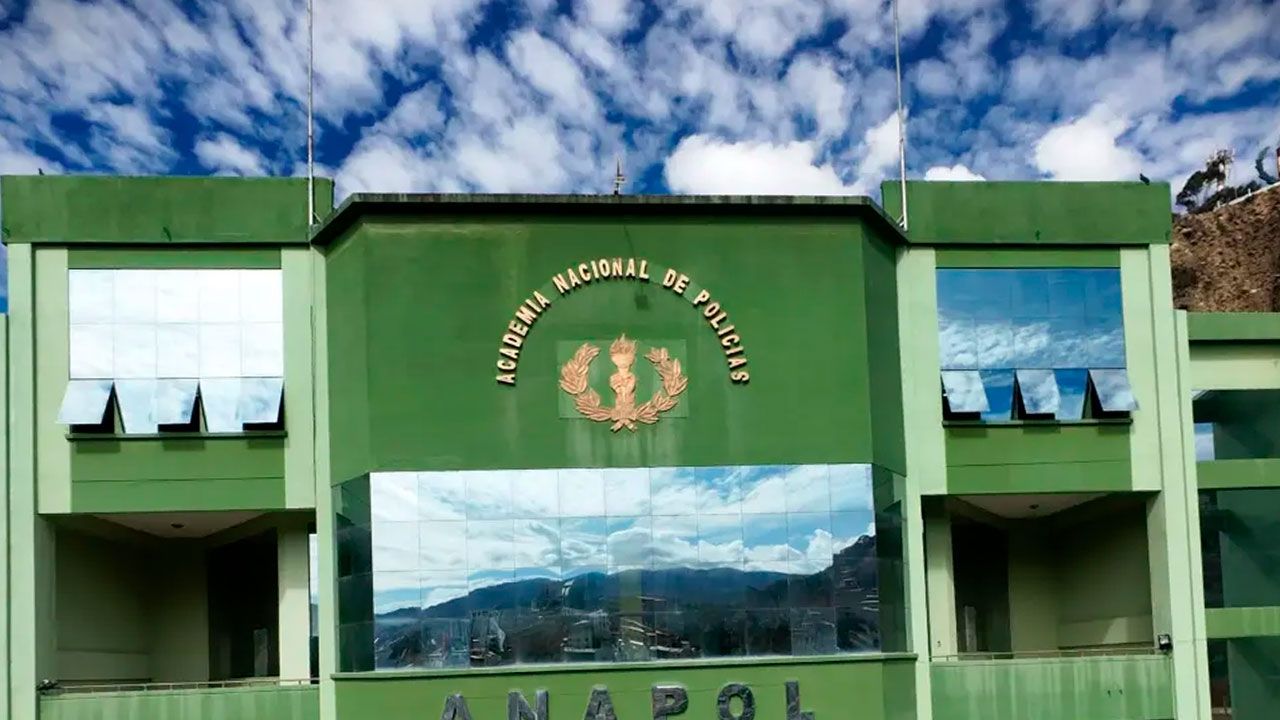 Ministro Oviedo informa a comisión de diputados sobre la muerte de un cadete de la Anapol