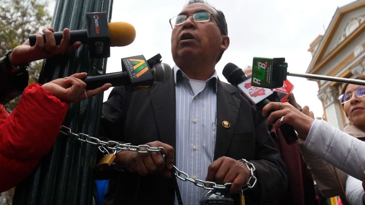 Diputado suplente se encadena en protesta por su posesión