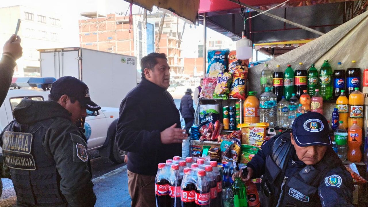 Alcaldía decomisa bebidas alcohólicas cerca de la UPEA para avanzar hacia una zona libre de alcohol