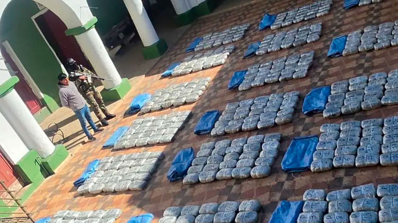 Hallan 5,5 toneladas de marihuana en un minibús cerca de un retén en Tupiza