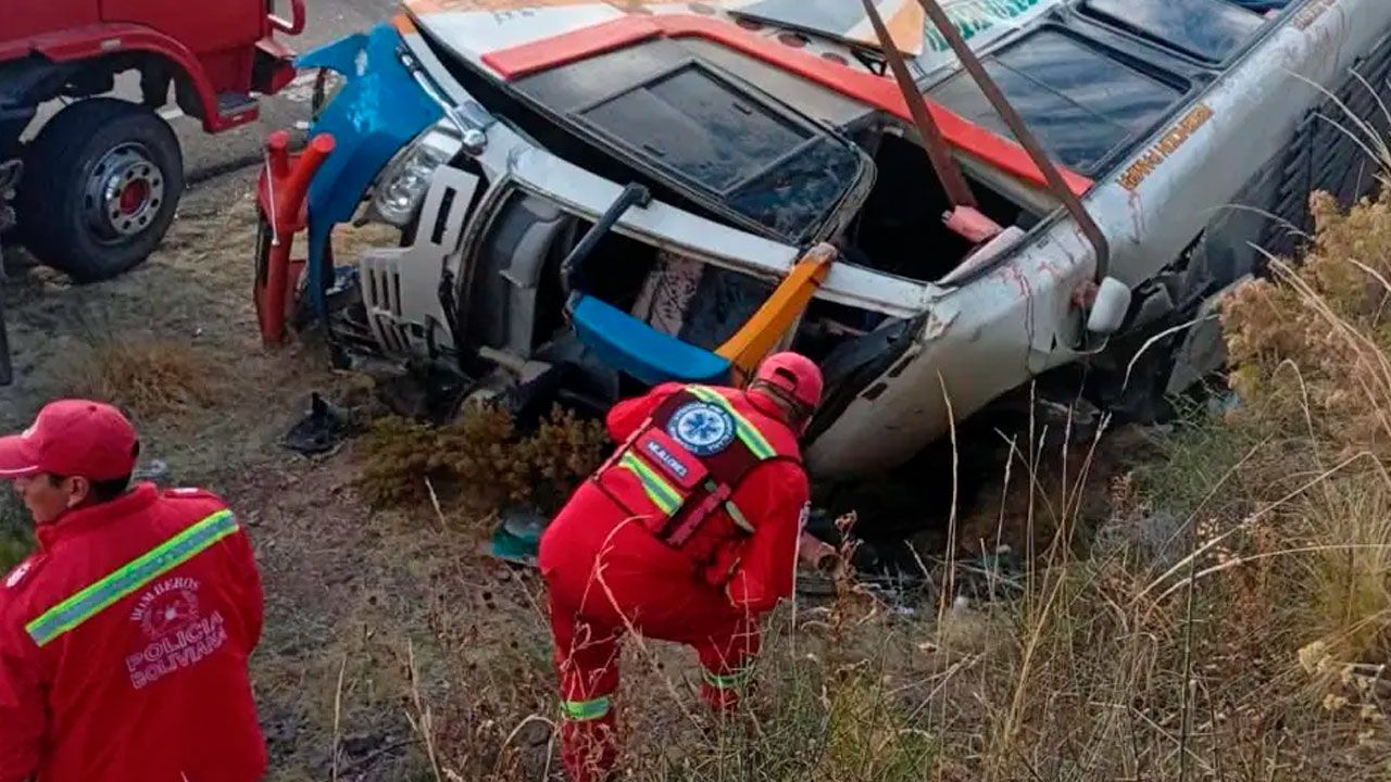 Dos fallecidos y más de 20 heridos tras vuelco de bus en Chuquisaca