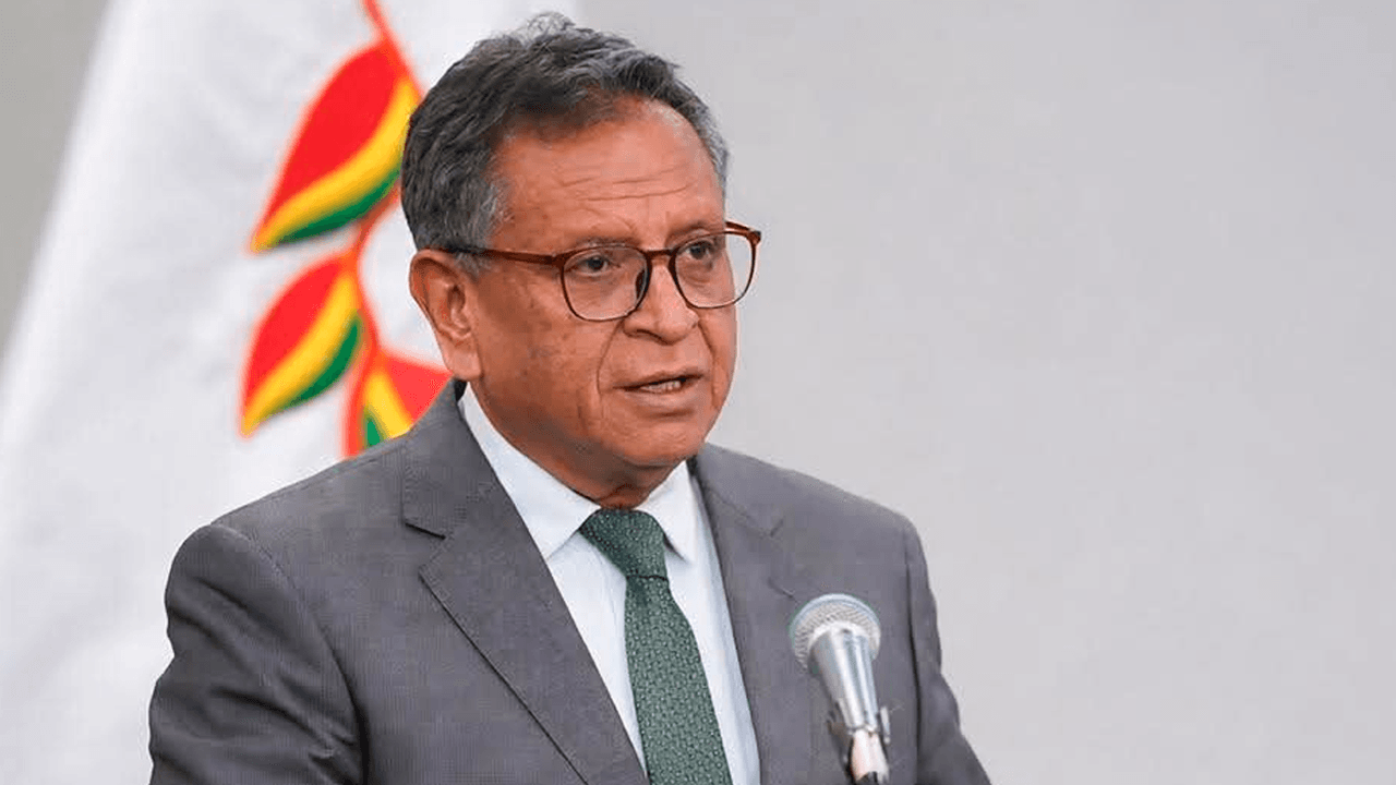  Ministro de Gobierno afirma que la negativa de Evo Morales a presentarse ante la justicia evidencia "falta de valor civil"