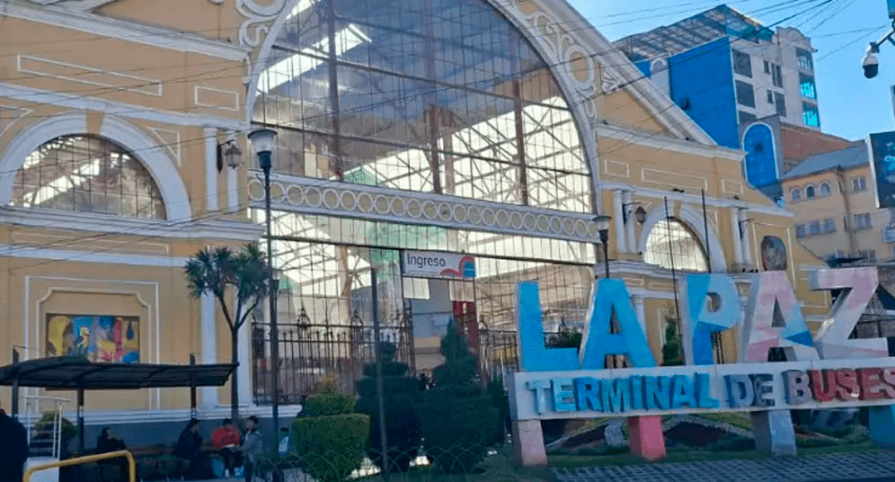 Transportistas denuncian que pagan hasta Bs 18 por litro de diésel para mantener los viajes