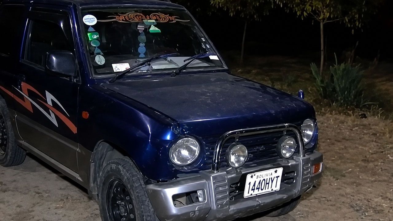 Conductor atropella a una mujer y provoca que un auto caiga al río en Cochabamba