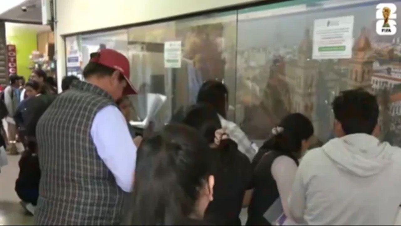 Largas filas por permisos de viaje generan reclamos en la terminal de Santa Cruz