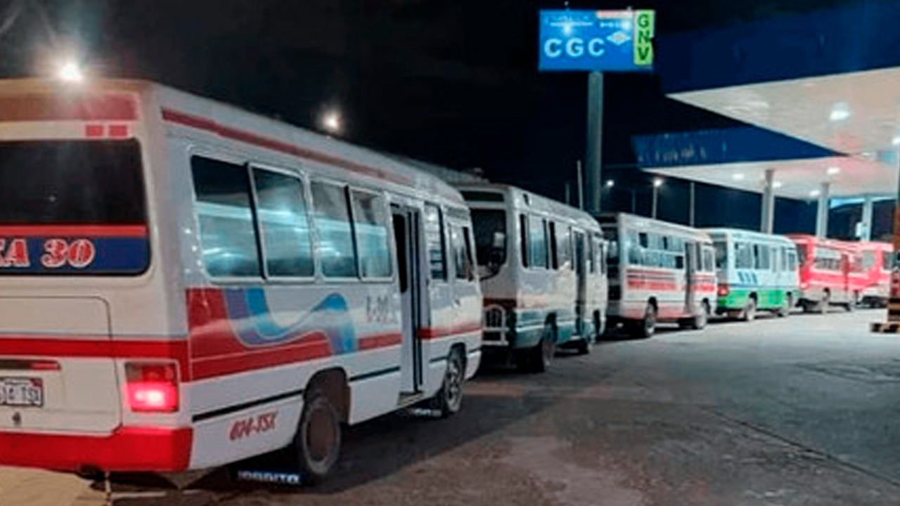 Persisten las filas por combustible en Santa Cruz