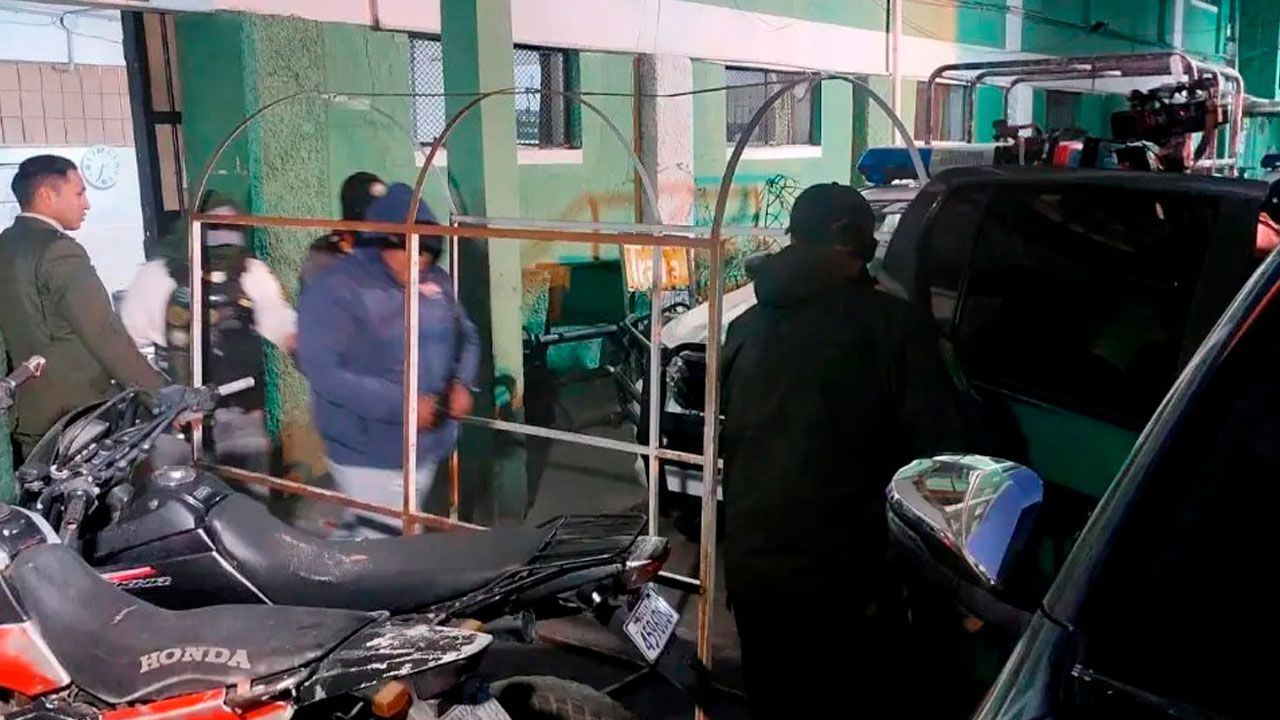 Bajo fuerte resguardo trasladan a Vicente Salazar al penal de chonchocoro