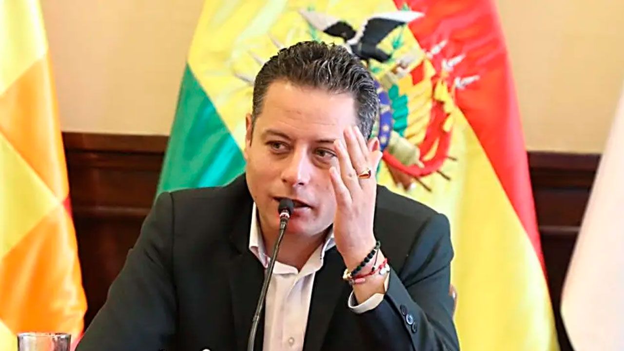 Lara critica el viaje del gerente de BoA y afirma que la prioridad "no son las canchas ni los estadios"