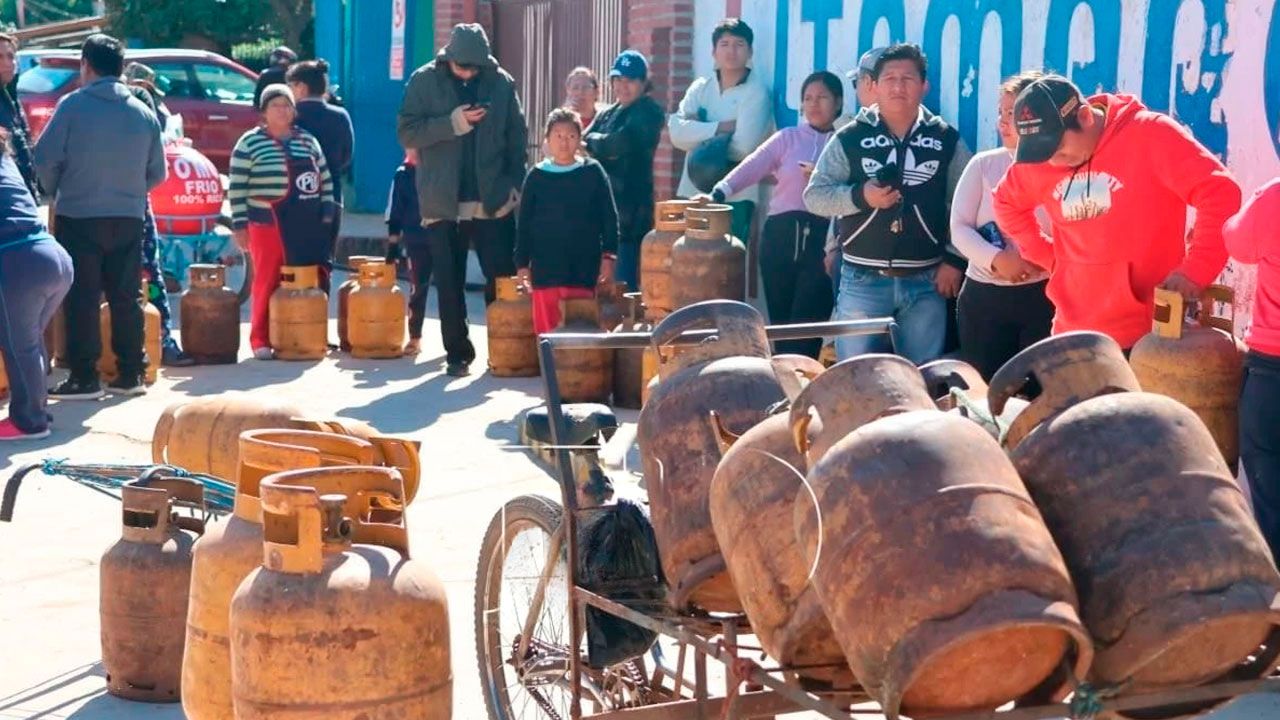 Escasez de GLP obliga a familias a hacer largas filas en Santa Cruz