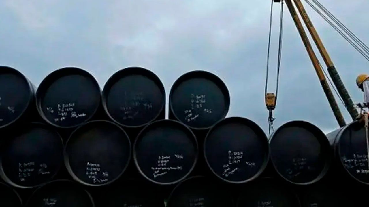 Petróleo sube por ataques en el estrecho de Ormuz
