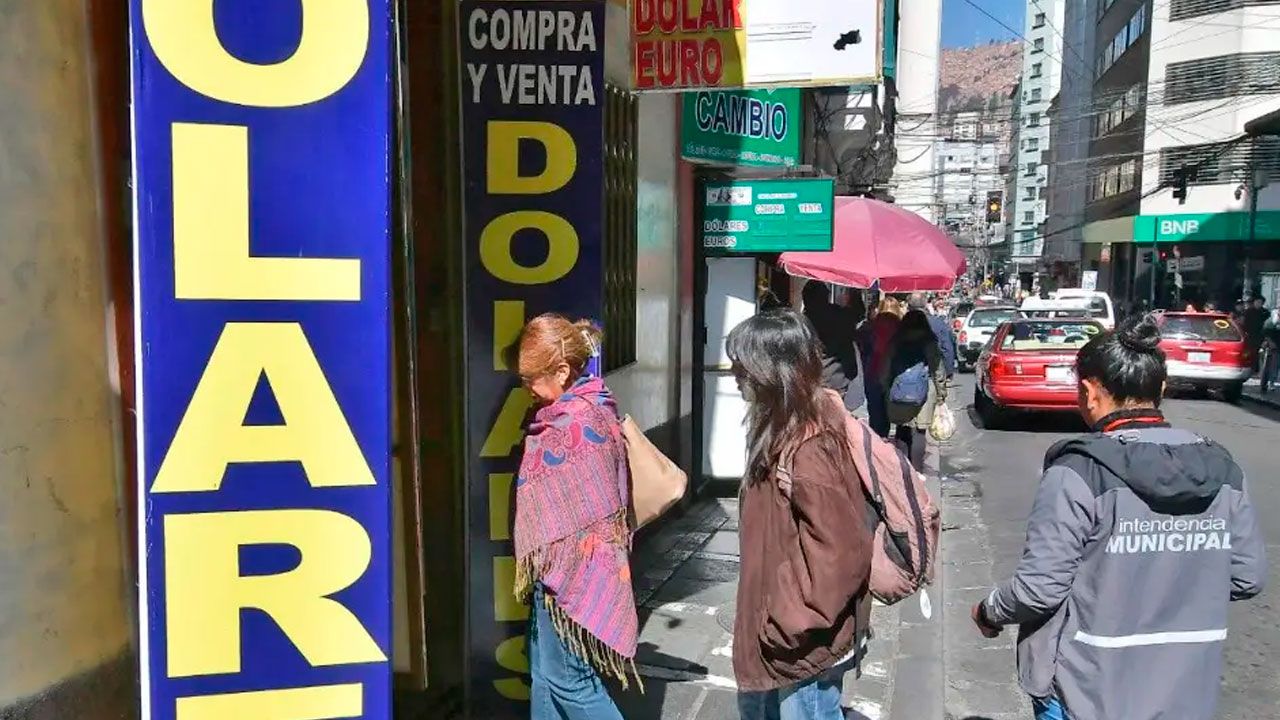 Dólar oficial sube a Bs 9,96 y se acerca a los Bs 10