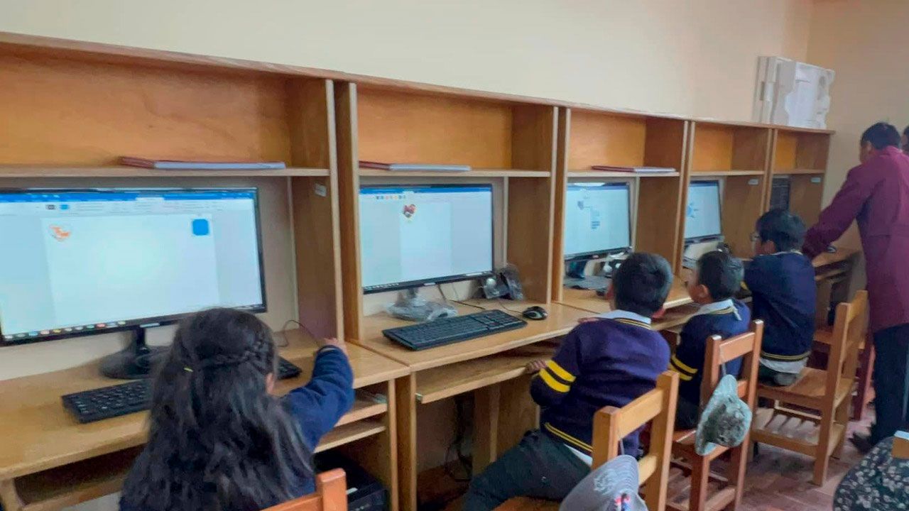 Instalarán internet satelital Starlink en unidades educativas de El Alto