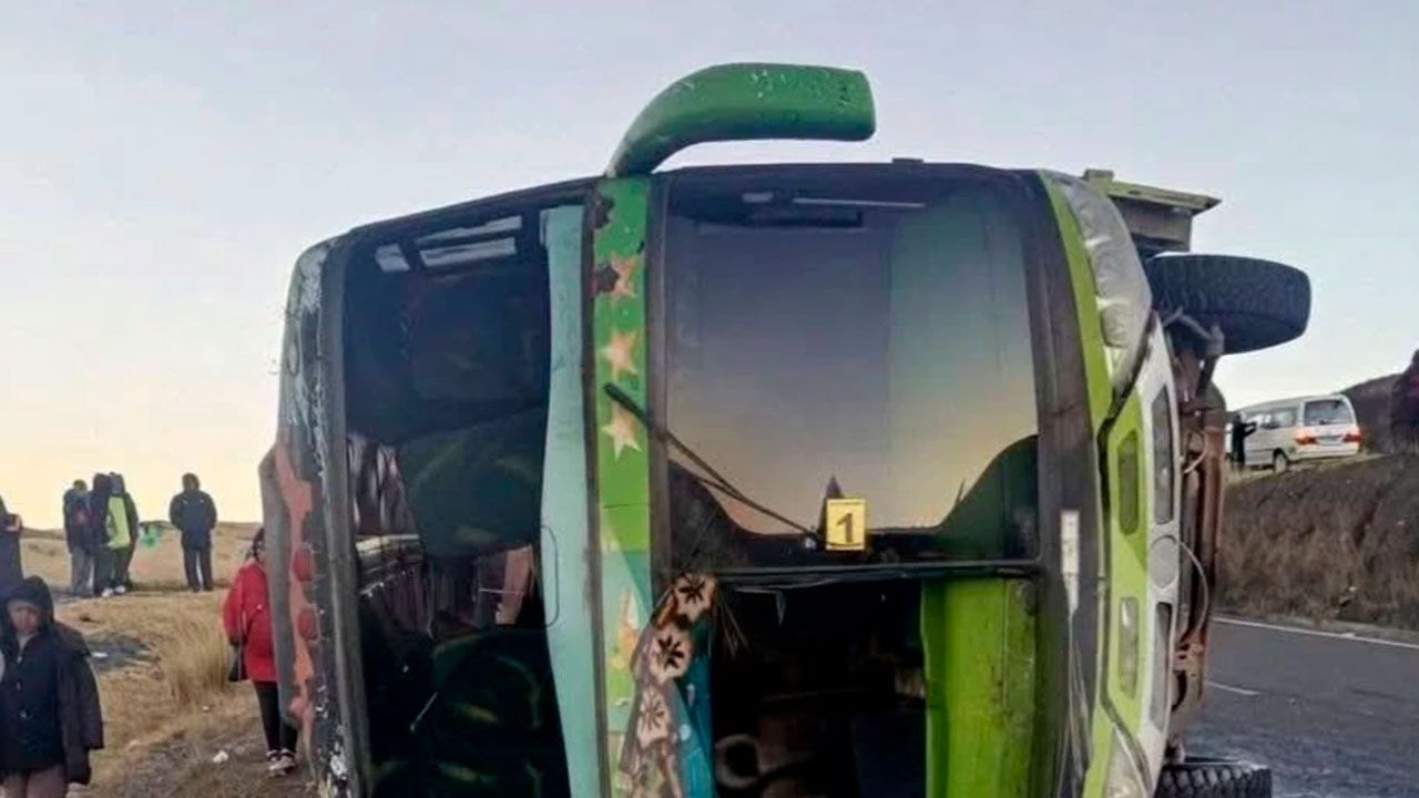 Vuelco de bus en La Paz deja al menos dos fallecidos y 23 heridos