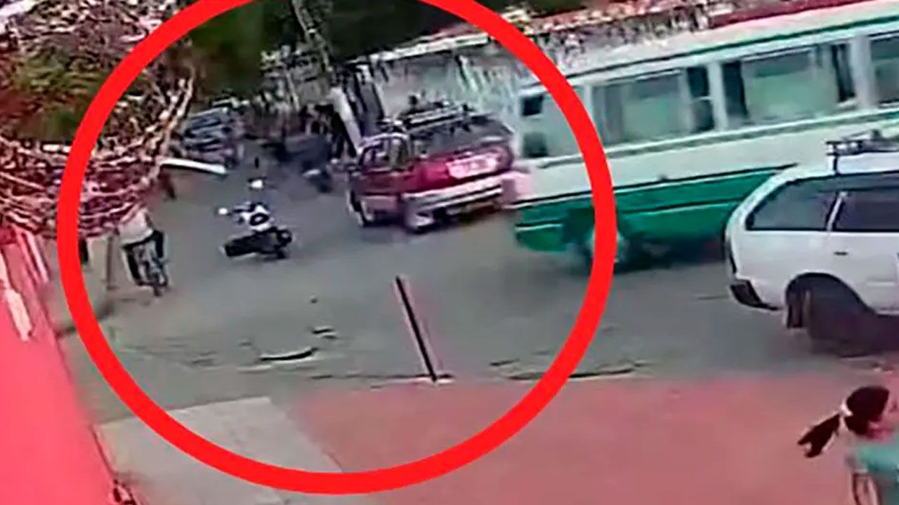 Micro atropella a ciclista y vecinos piden mayor seguridad vial