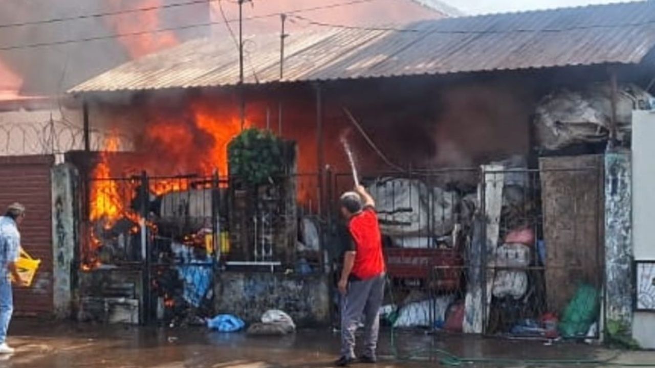 Voraz incendio se registró en un depósito de plásticos y chatarras