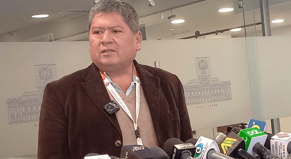 Diputado del PDC respalda congelamiento de combustibles