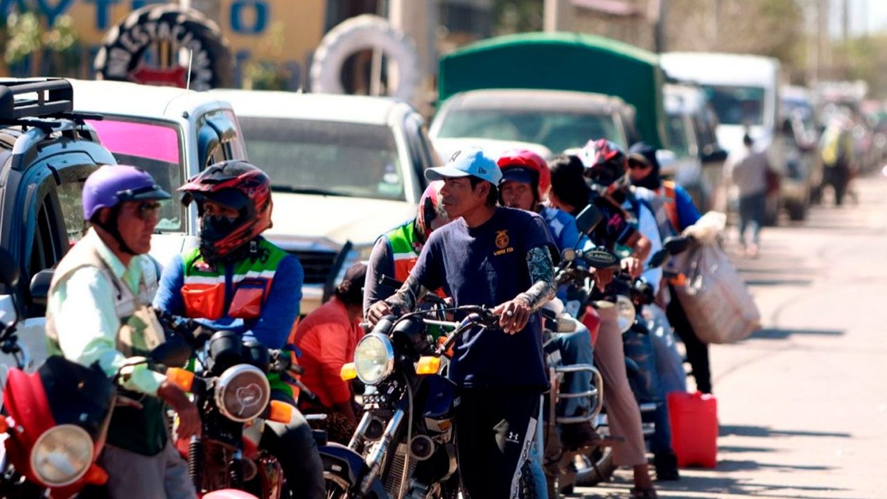 Falta de combustible mantiene largas filas en Santa Cruz