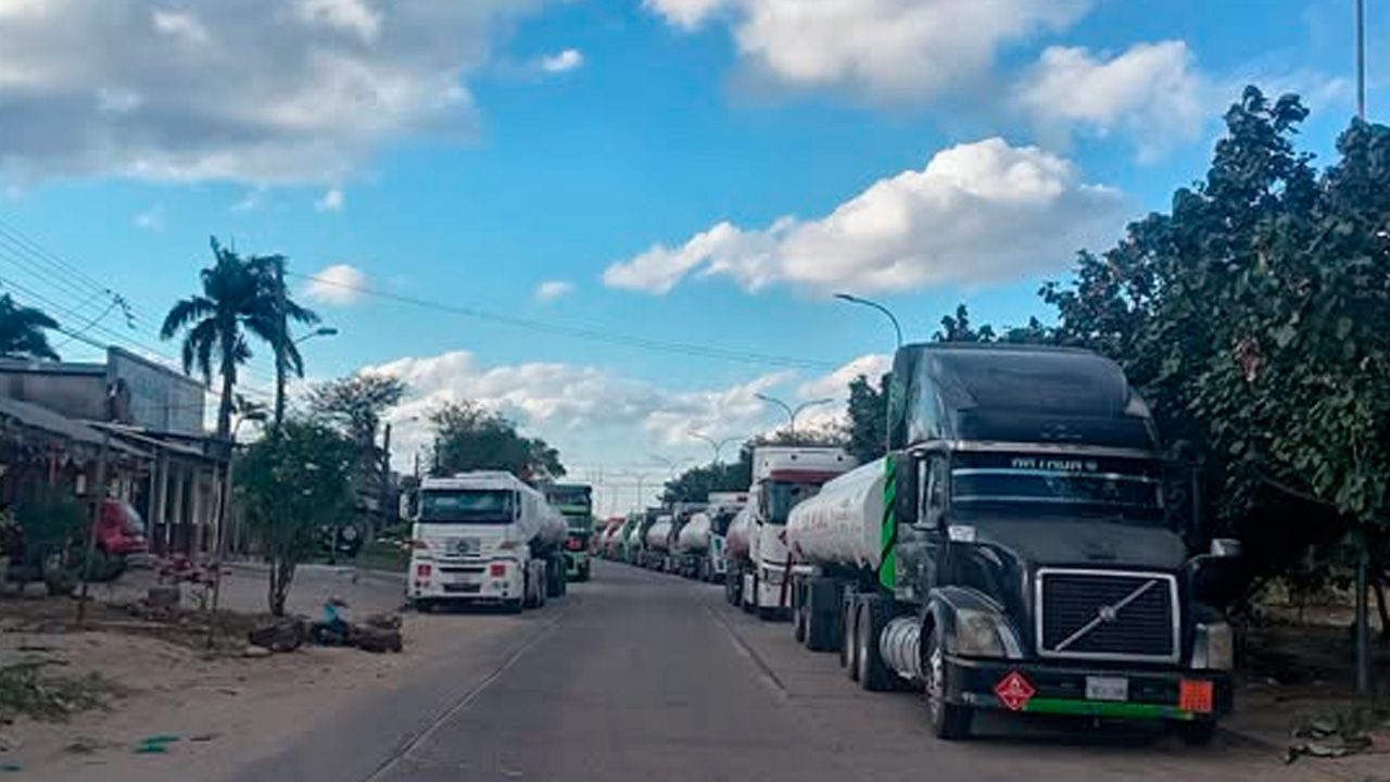 Cisternas esperan hasta una semana en refinería de YPFB