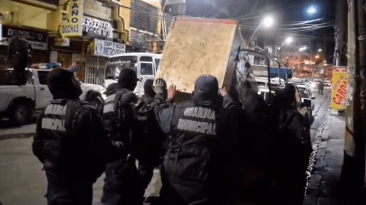 Autoridades municipales ejecutan operativo de control y clausuran locales en la zona 12 de Octubre de El Alto