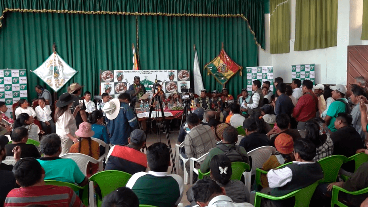 Gobernador acuerda mantenimiento de vías de acceso a Coripata; falta de combustible retrasa el inicio de obras viales en Los Yungas