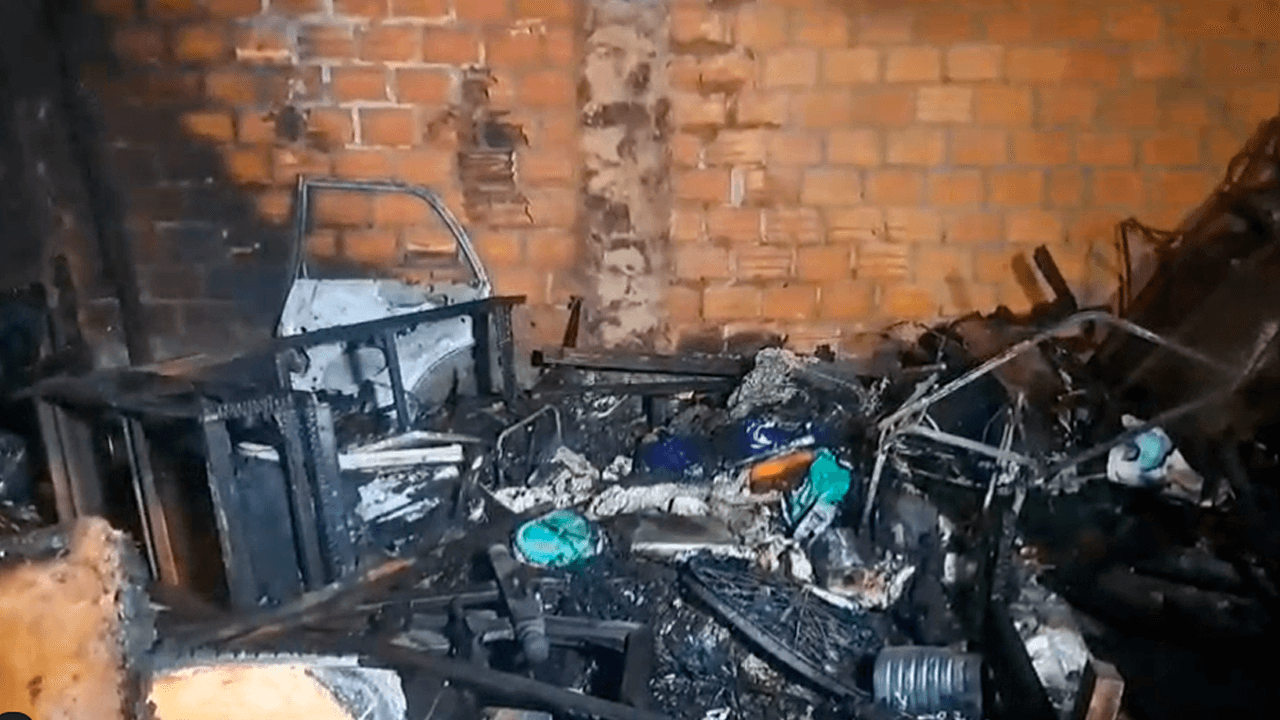 Incendio en El Alto consume una vivienda y deja damnificados a una madre y sus dos hijos