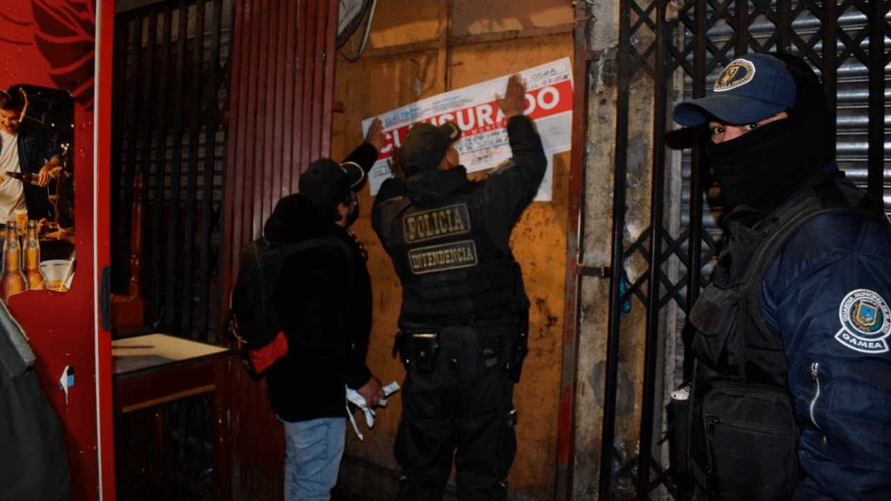 Operativo de madrugada en El Alto: Clausuran discoteca clandestina y decomisan sus bienes en la zona 12 de Octubre