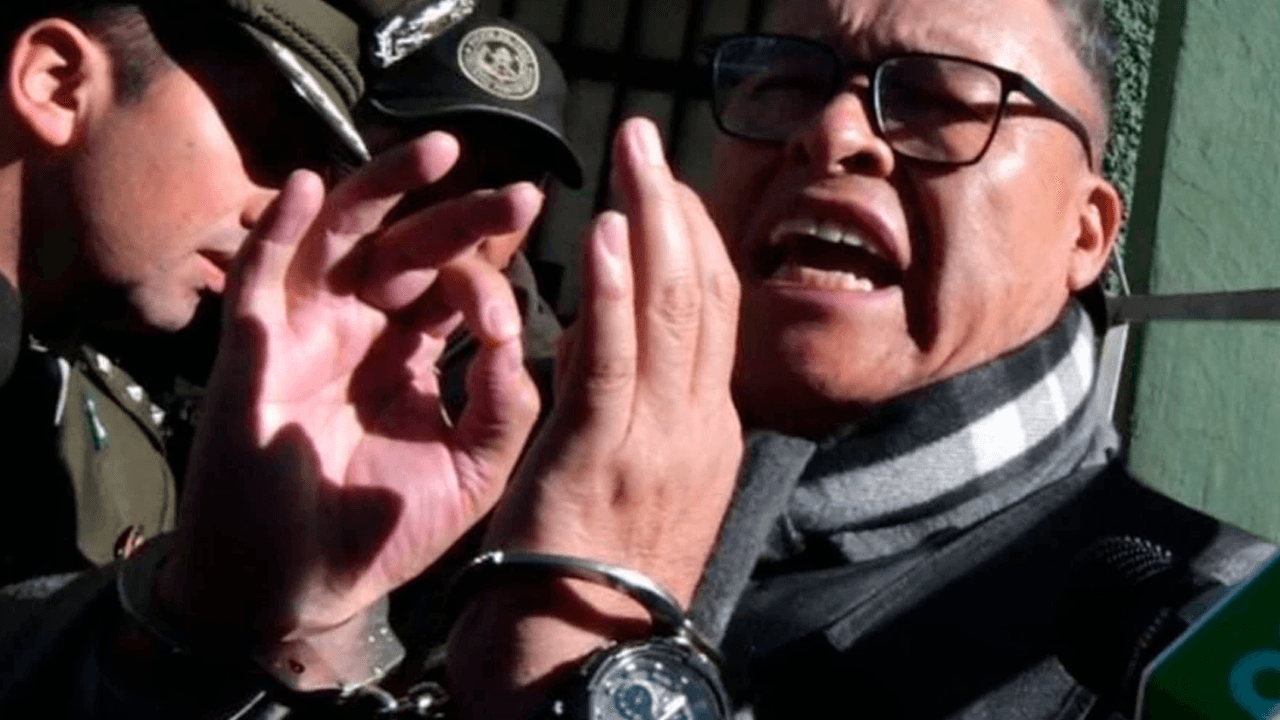 Zúñiga asiste a juicio y califica sus manillas como símbolo del poder político
