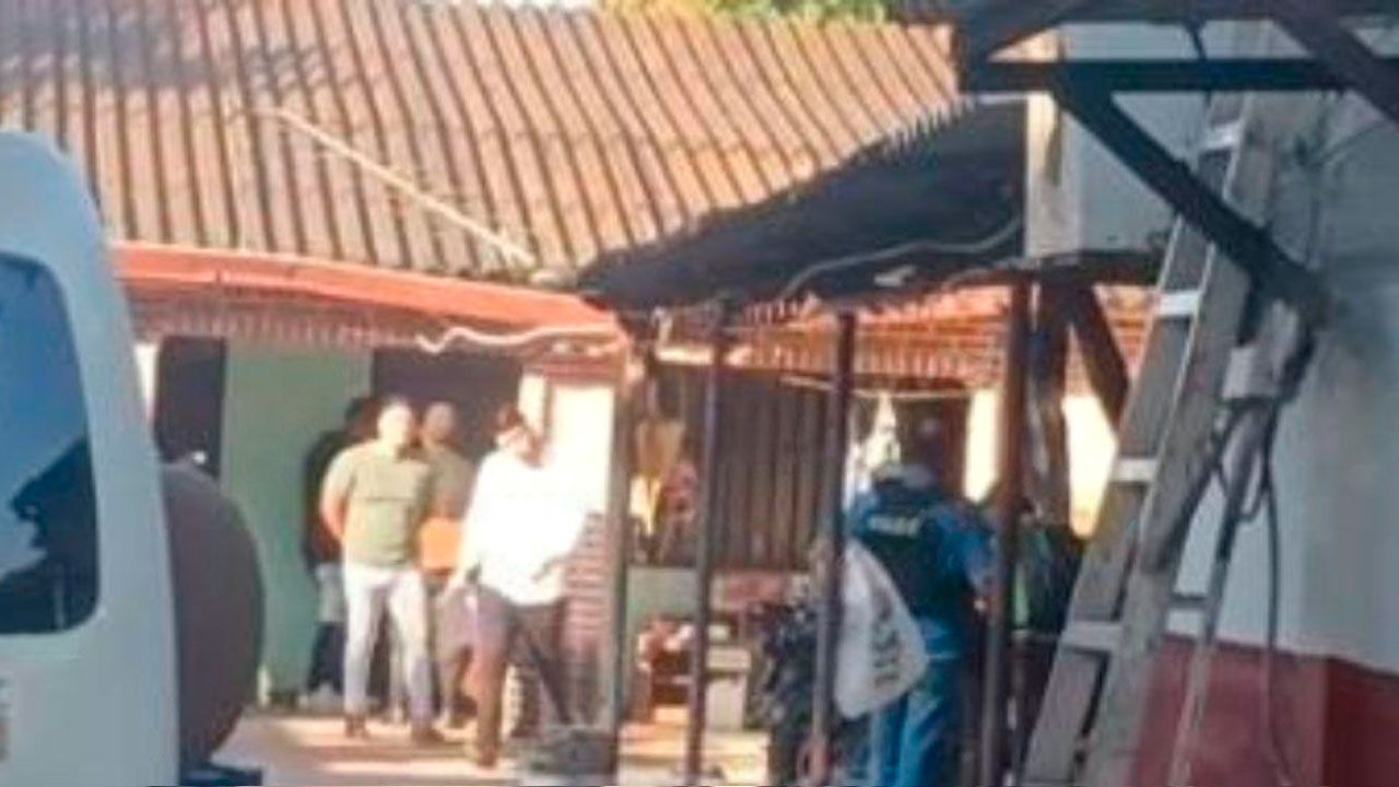 Felcc aprehende a dos hombres tras hallar armas durante un allanamiento en santa cruz