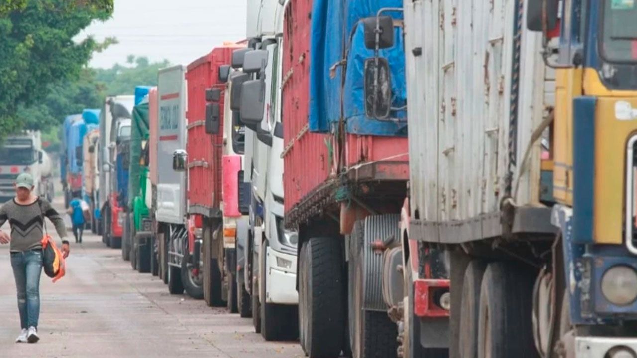 Largas filas por diésel obligan a transportistas a paralizar sus viajes en Santa Cruz
