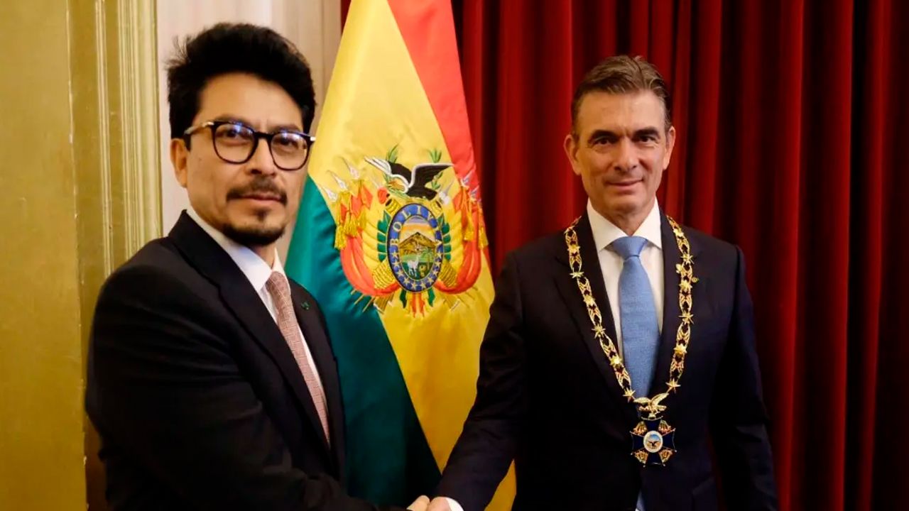 Samuel cuestiona condecoración a Rodrigo Paz
