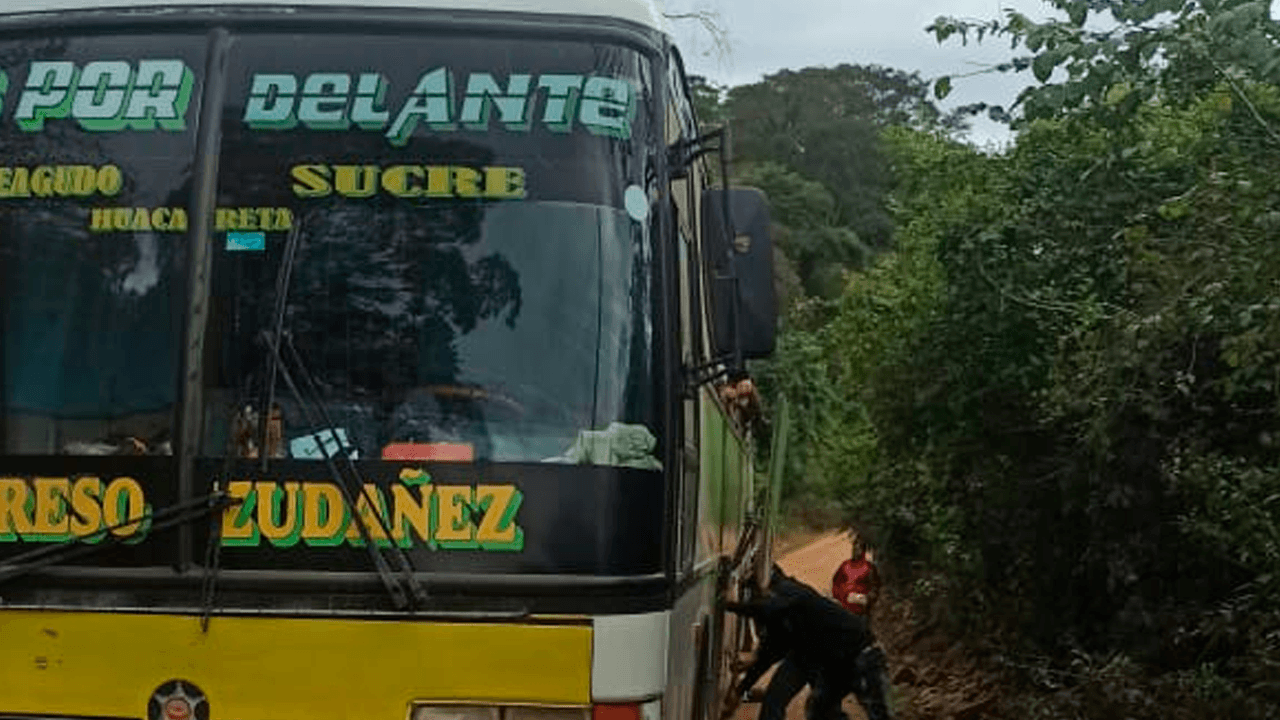 Pasajeros denuncian que flota quedó varada y tuvieron que continuar viaje en un camión