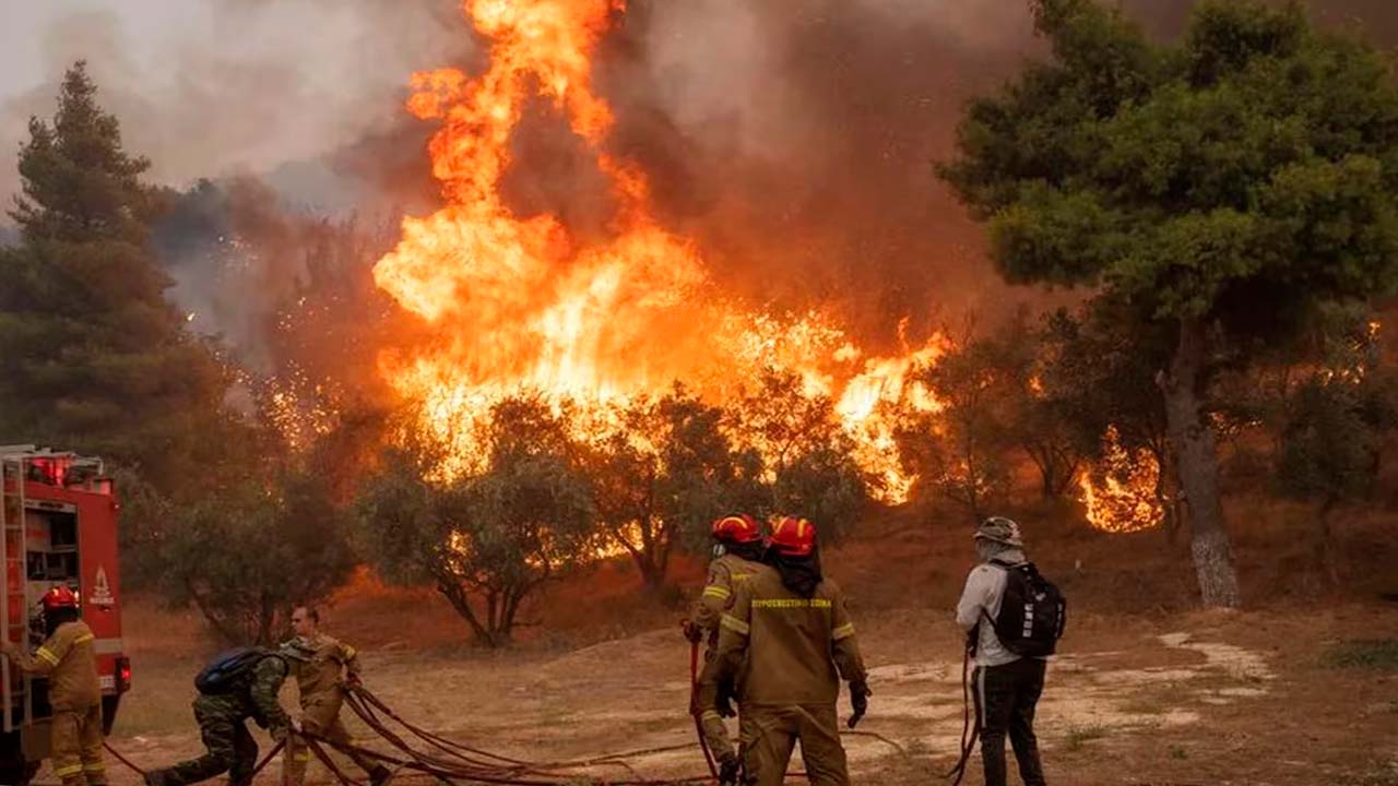 Histórico incendio en Grecia arrasa y se convierte en el más grande de Europa registrado 