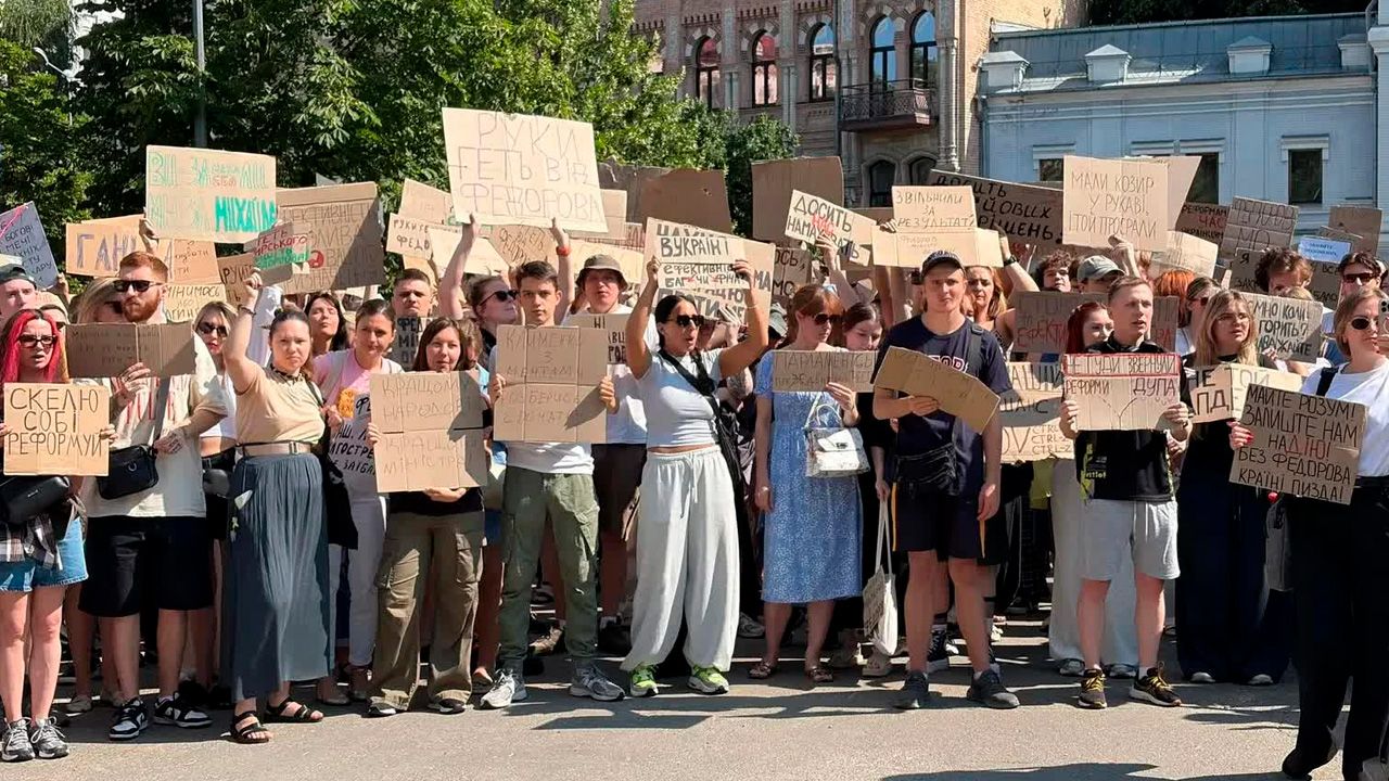 Protestas en Ucrania por la salida del ministro de Defensa
