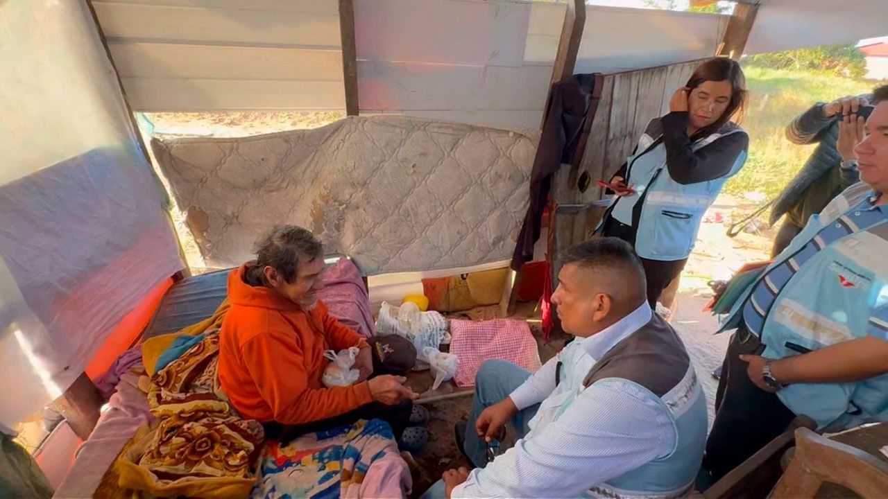 Rescatan a adulto mayor que vivía en un refugio improvisado en un terreno baldío